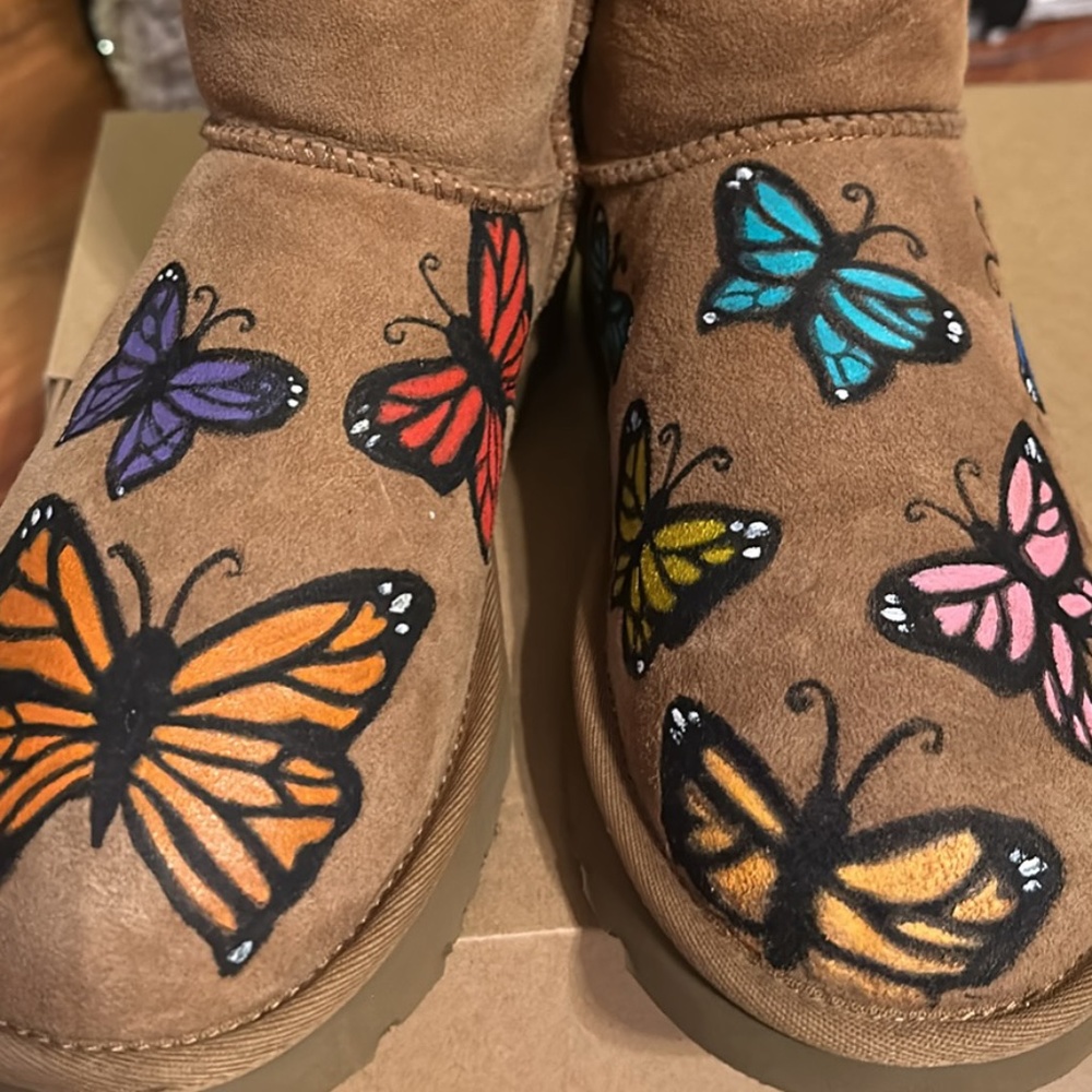 Classic short uggs with custom painting